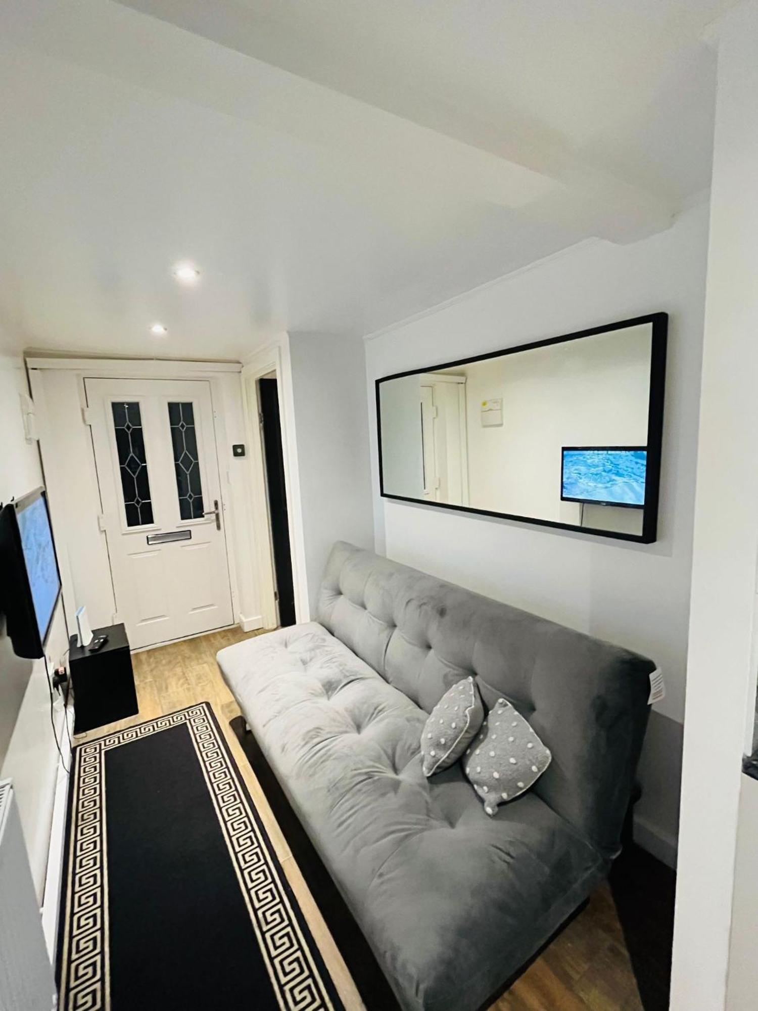 Exclusive Private One Bedroom Suite Лондон Екстериор снимка