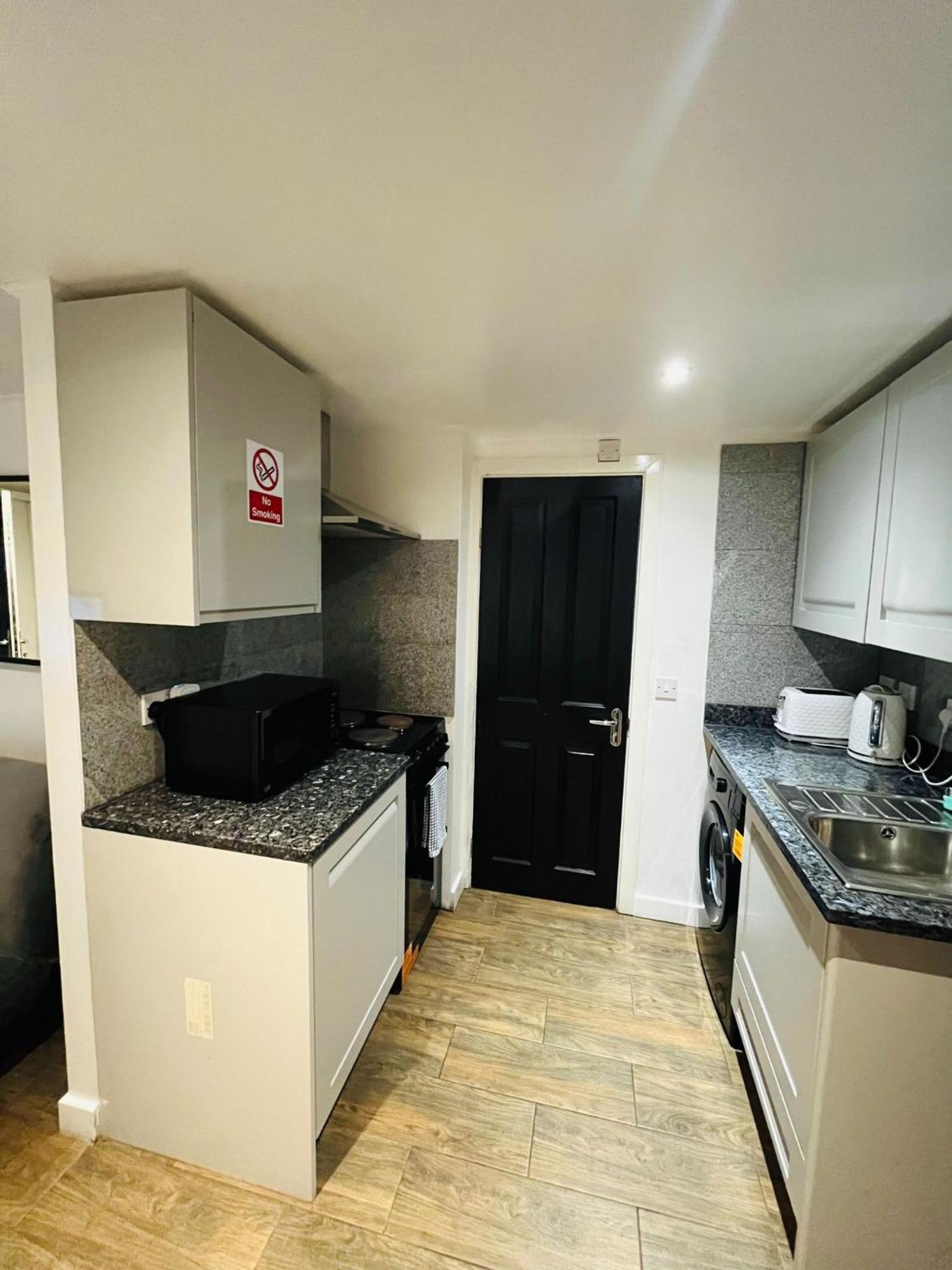 Exclusive Private One Bedroom Suite Лондон Екстериор снимка