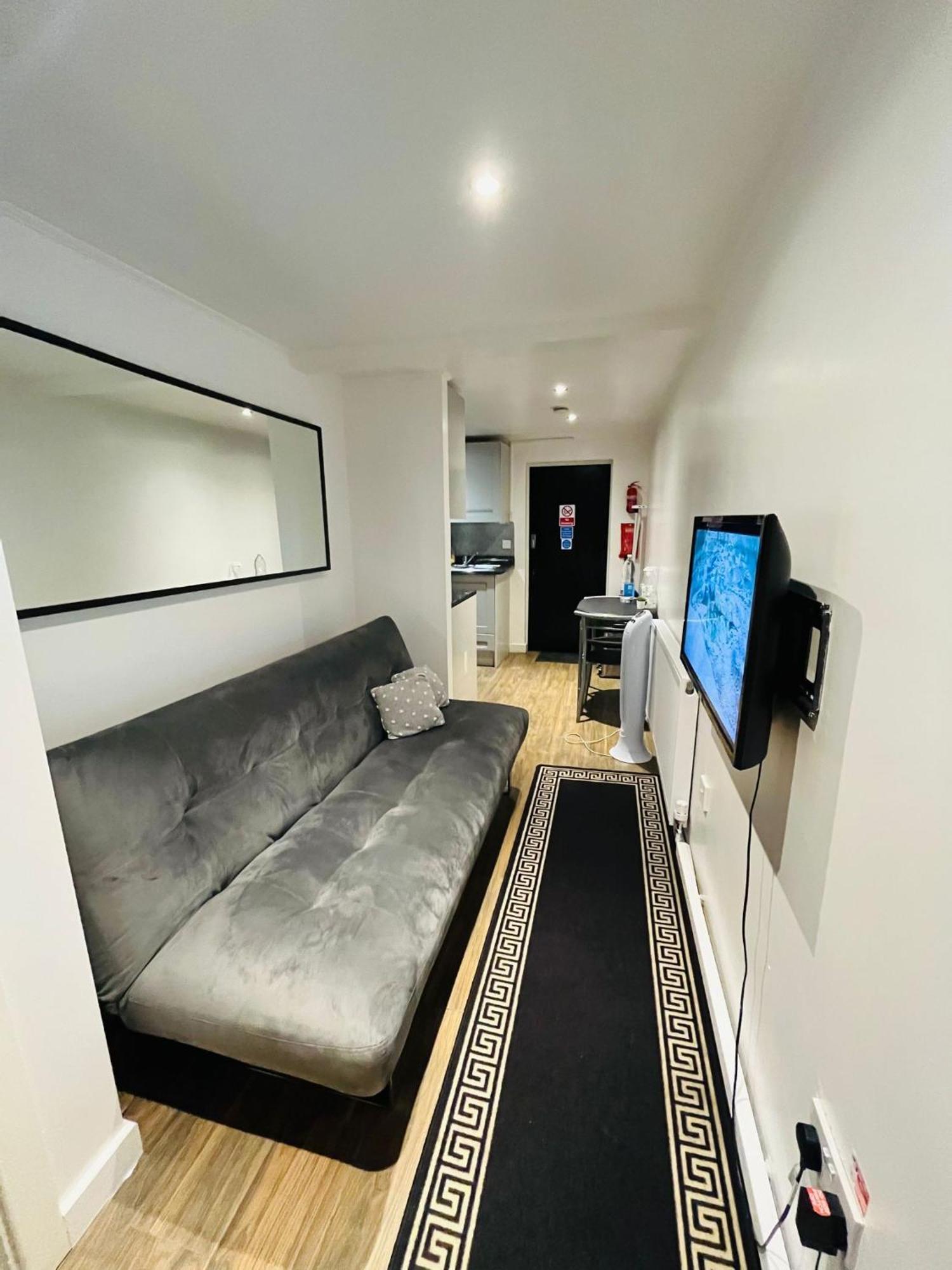 Exclusive Private One Bedroom Suite Лондон Екстериор снимка